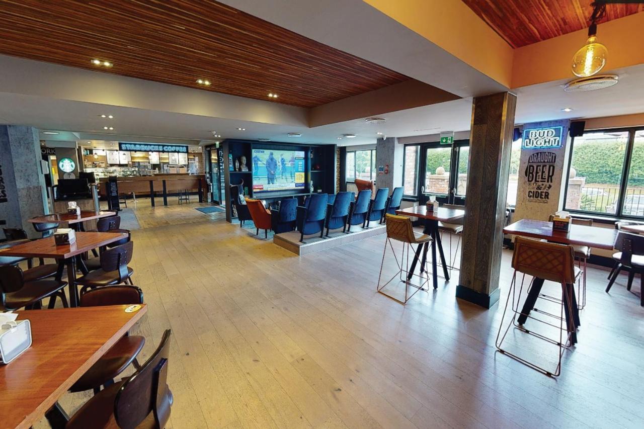 Village Hotel Warrington Eksteriør billede